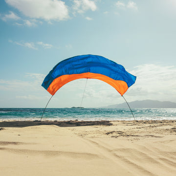 Shibumi Wind Assist, votre auvent de plage Shibumi Shade® accessoire qui aide à fournir de l'ombre dans des conditions de vent moins qu'idéales. Côtés d'ancrage pour une forme semblable à une tente Shibumi Wind Assist, votre auvent de plage Shibumi Shade® accessoire qui aide à fournir de l'ombre dans des conditions de vent moins qu'idéales. Côtés d'ancrage pour une forme semblable à une tente